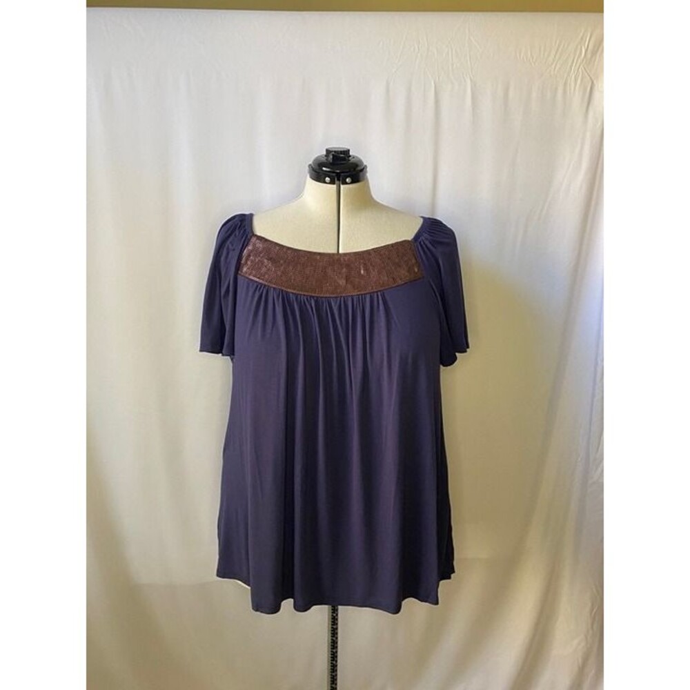 One Clothing women's blue flutter sleeve top with gold detail. Size 2x